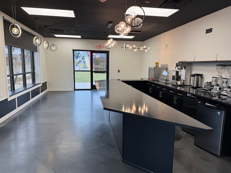 More Photos Of 109 S Bridge St, Yorkville Storefront Retail Residential For Lease