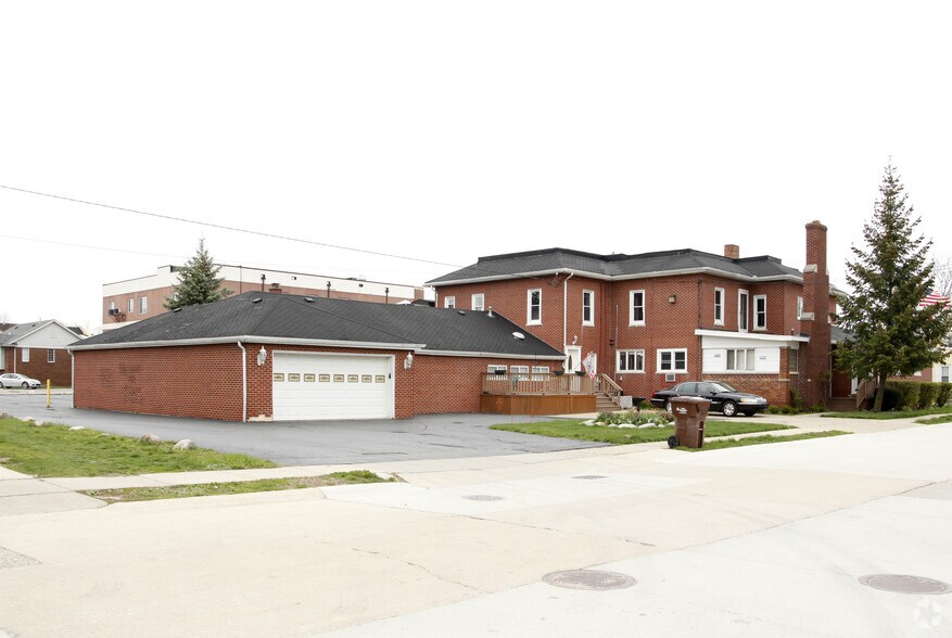 More Photos Of 209 N Main St, Belleville Medical For Sale