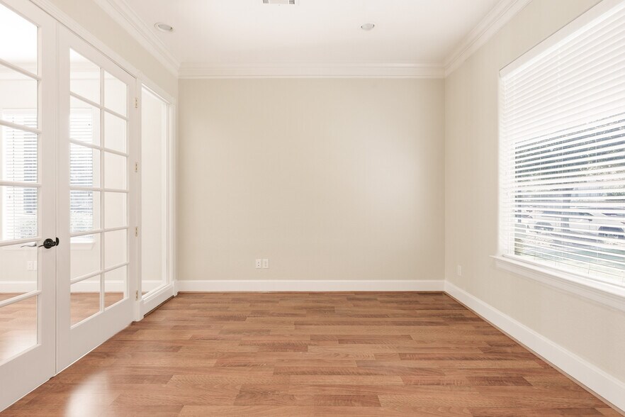 More Photos Of 11623 Spring Cypress Rd, Tomball Office For Sale