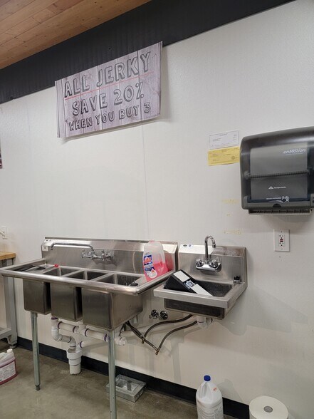 More Photos Of 217 E Central Ave, Mackinaw City Storefront For Lease