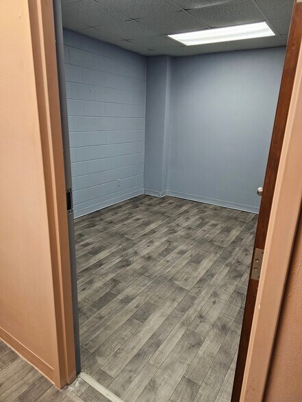 More Photos Of 103 S Fannin Ave, Cameron Office For Lease