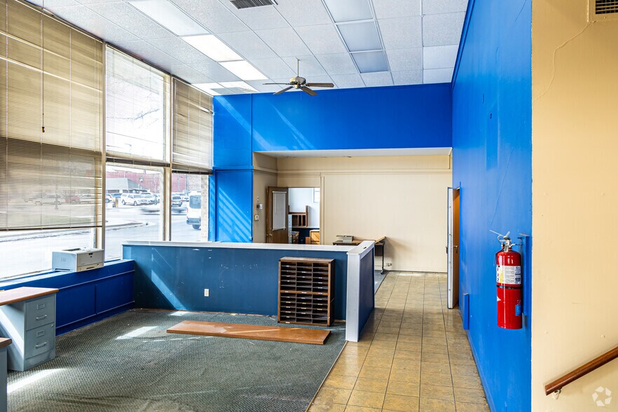 More Photos Of 422 Seneca St, Leavenworth Flex For Sale