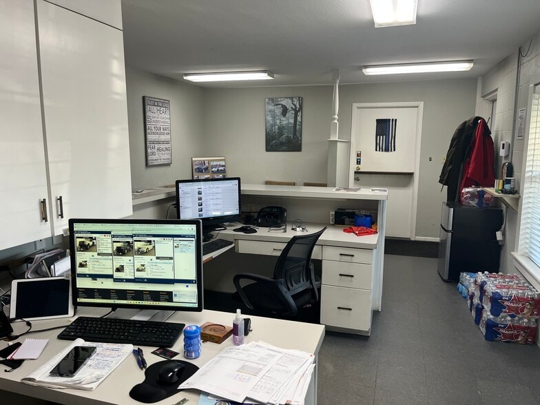 More Photos Of 925 Luke St, Irving General Retail For Sale