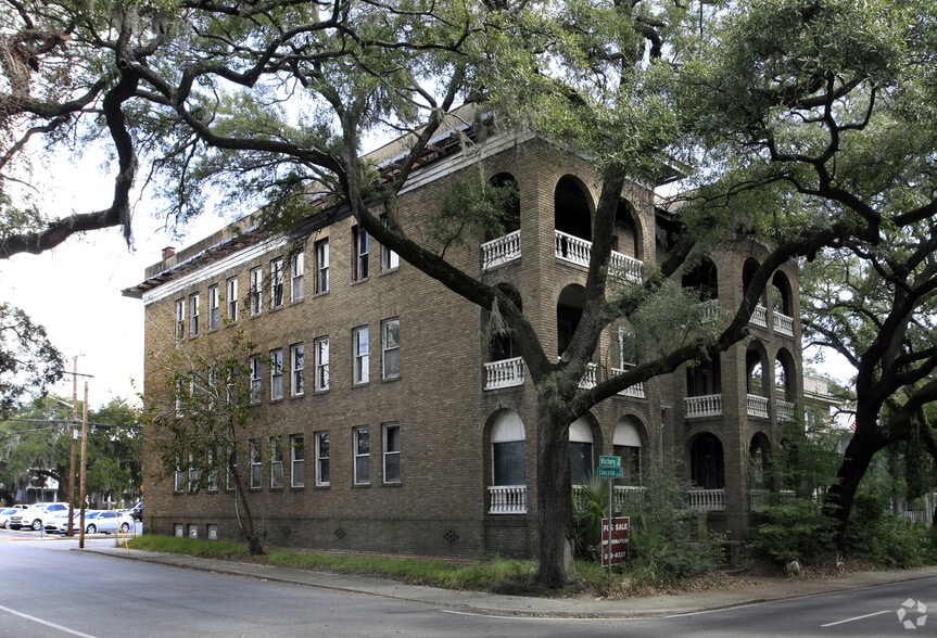 More Photos Of 302 E Victory Dr, Savannah Apartments For Sale