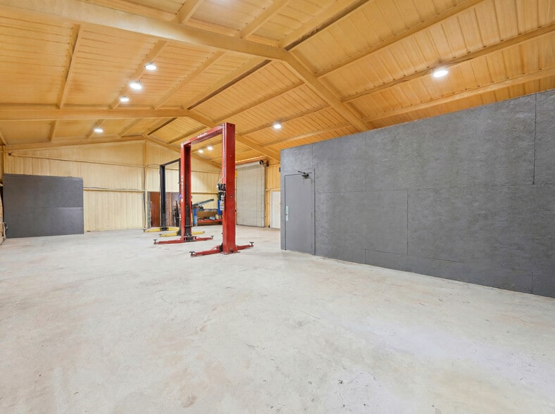 More Photos Of 117 Business Dr W, Kerrville Warehouse For Sale