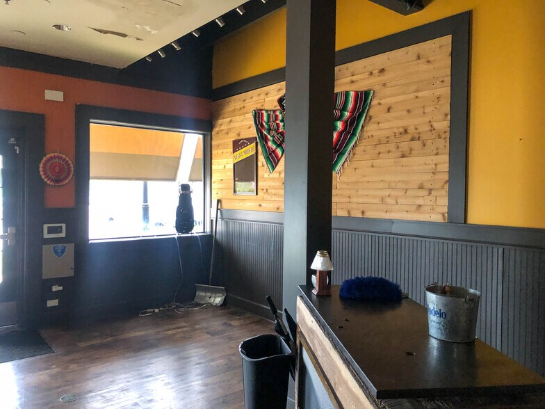 More Photos Of 649 Lake Cook Rd, Deerfield Restaurant For Lease