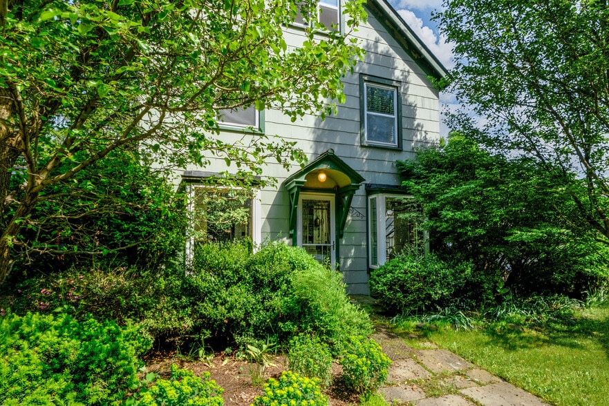 More Photos Of 265 Main St, Delhi Garden Center For Sale