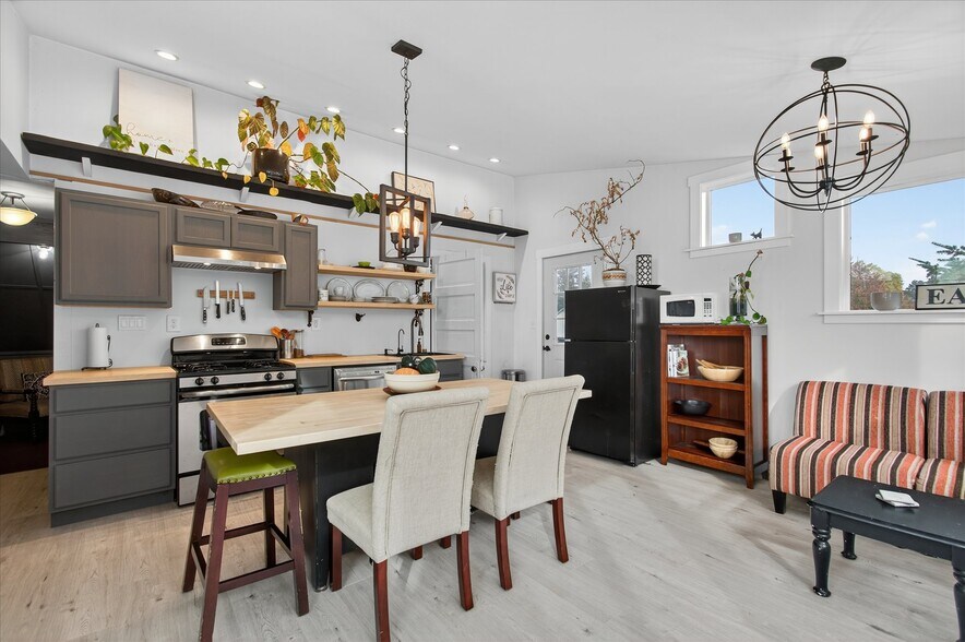 More Photos Of 8 Fairgrounds Rd, Skamokawa Hospitality For Sale