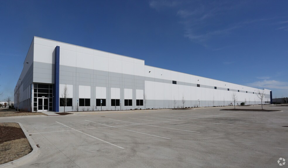 More Photos Of 1365-1395 Brewster Creek Blvd, Bartlett Distribution For Lease