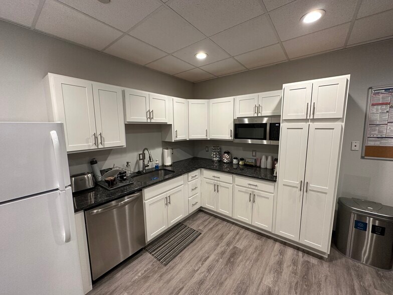 More Photos Of 10 Waterside Dr, Farmington Office For Lease