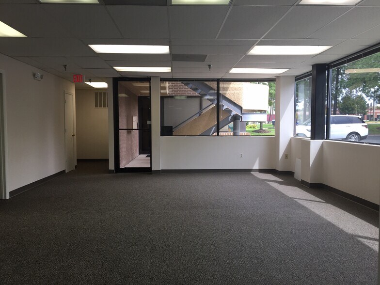 More Photos Of 503 Carlisle Dr, Herndon Flex For Lease