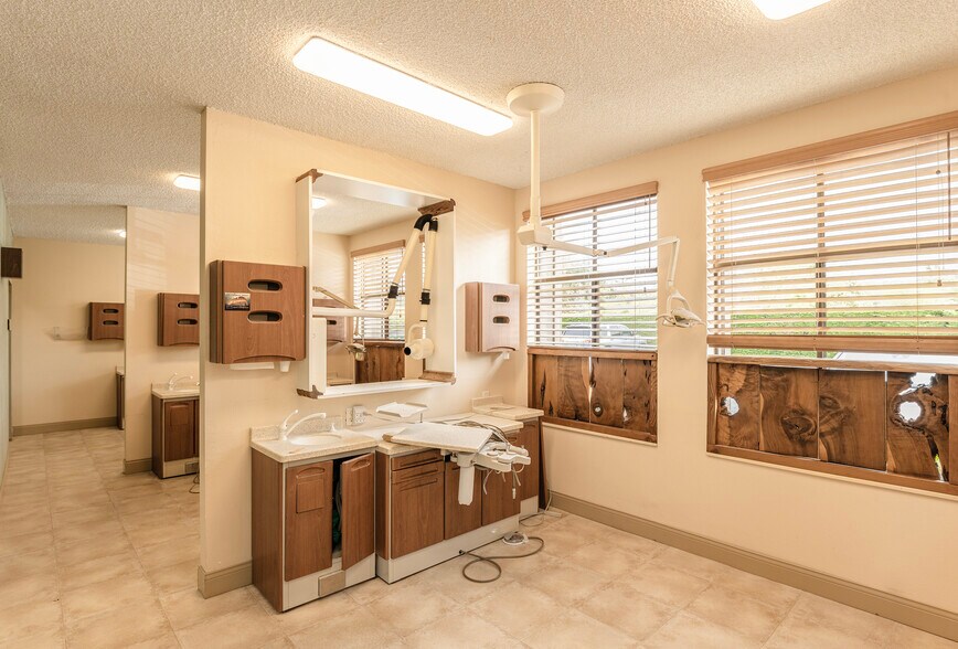 More Photos Of 26535 Carmel Rancho Blvd, Carmel Medical For Lease