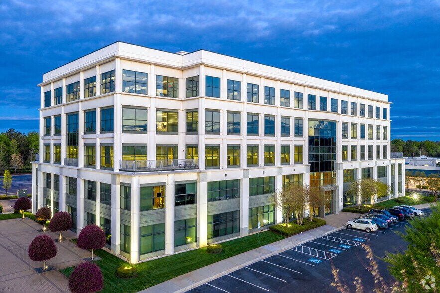 More Photos Of 3545 Whitehall Park Dr, Charlotte Office For Lease