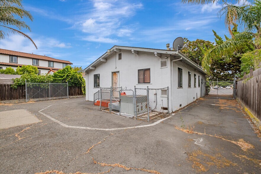 More Photos Of 6275 Thornton Ave, Newark Medical For Sale