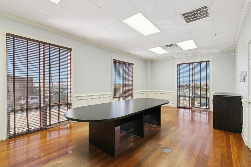 More Photos Of 1841 Enterprise Dr, Harvey Service For Lease