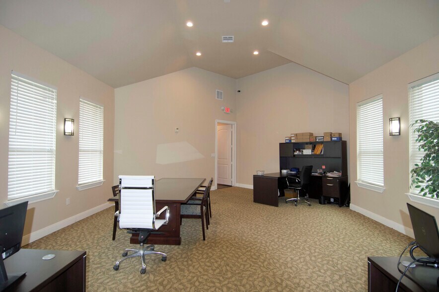 More Photos Of 1150 Bromberg St, Mineola Office For Lease