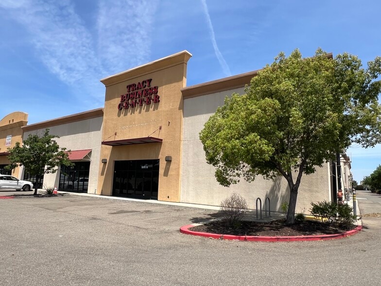 More Photos Of 470 W Larch Rd, Tracy Service For Sale