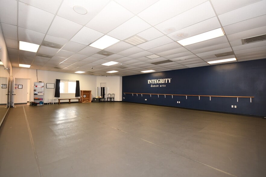 More Photos Of 901 Elm St, McKinney Flex For Sale