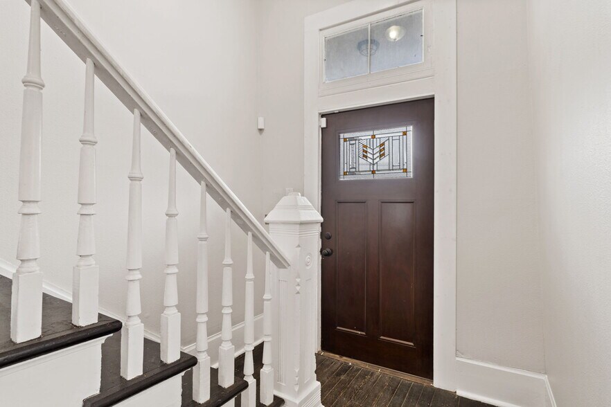 More Photos Of 620 N Flores St, San Antonio Freestanding For Lease