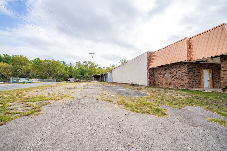 More Photos Of 611 S Fletcher St, Jasper Storefront Retail Office For Sale
