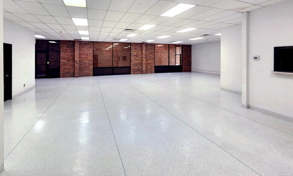 More Photos Of 215 S Schuyler Ave, Kankakee General Retail For Sale