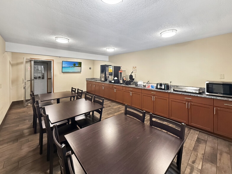 More Photos Of 5020 NE 14th St, Des Moines Hotel For Sale