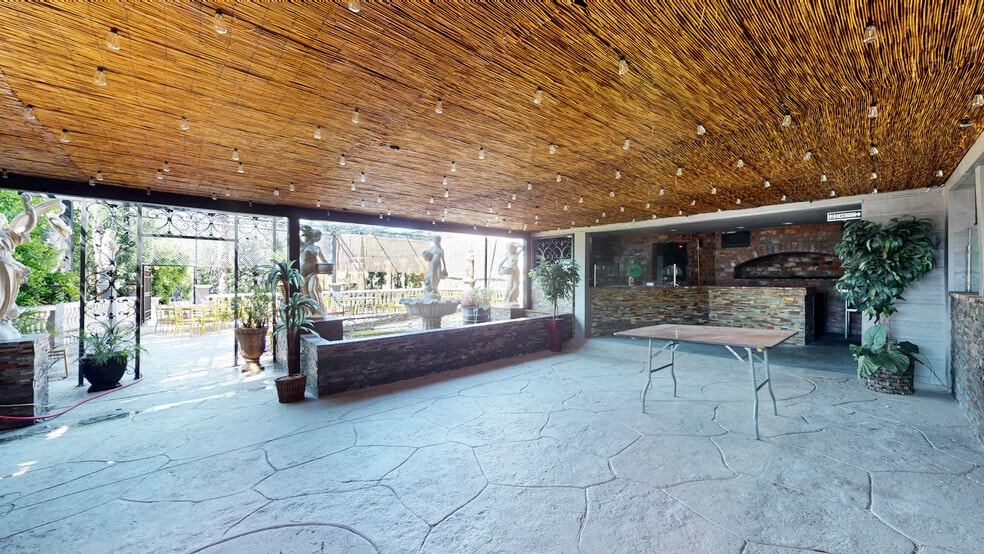 More Photos Of 6500 Foothill Blvd, Tujunga Restaurant For Sale