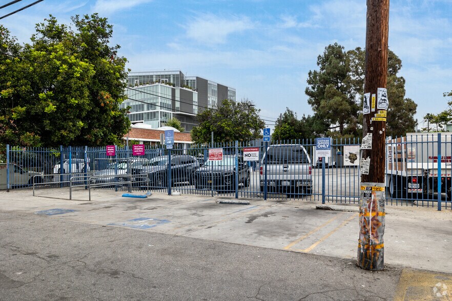 More Photos Of 852 N La Brea Ave, Los Angeles Freestanding For Lease