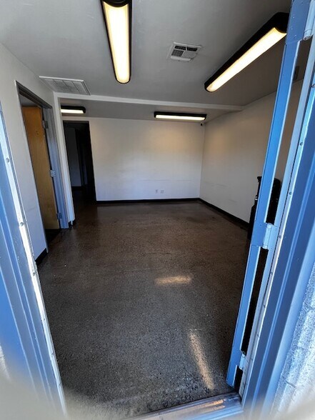 More Photos Of 302 W Melinda Ln, Phoenix Warehouse For Lease