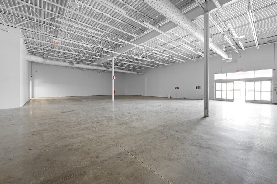 More Photos Of 316 Rue Denison E, Granby Storefront For Lease