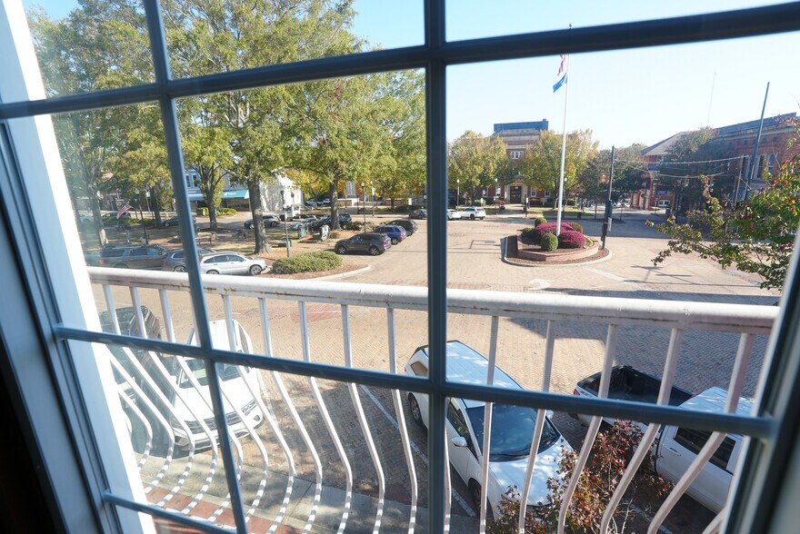 More Photos Of 101 Court Sq, Abbeville Restaurant For Sale
