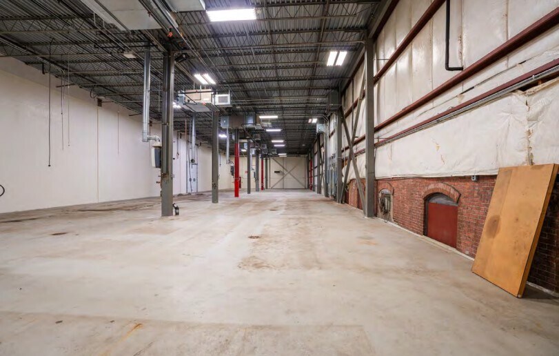 More Photos Of 1 Green St, Clinton Distribution For Lease