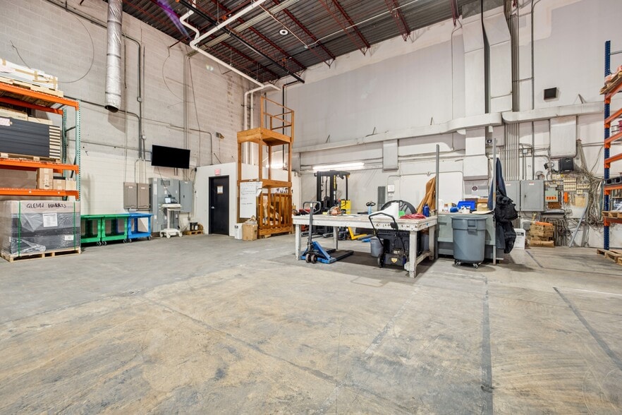 More Photos Of 7201 N Broadway Ext, Oklahoma City Warehouse For Lease