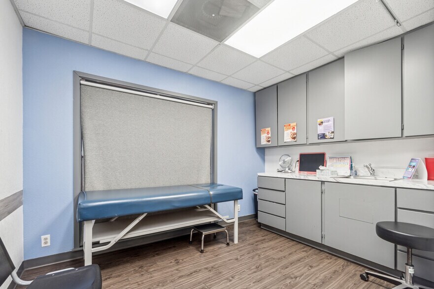 More Photos Of 541 W Main St, Lewisville Medical For Sale