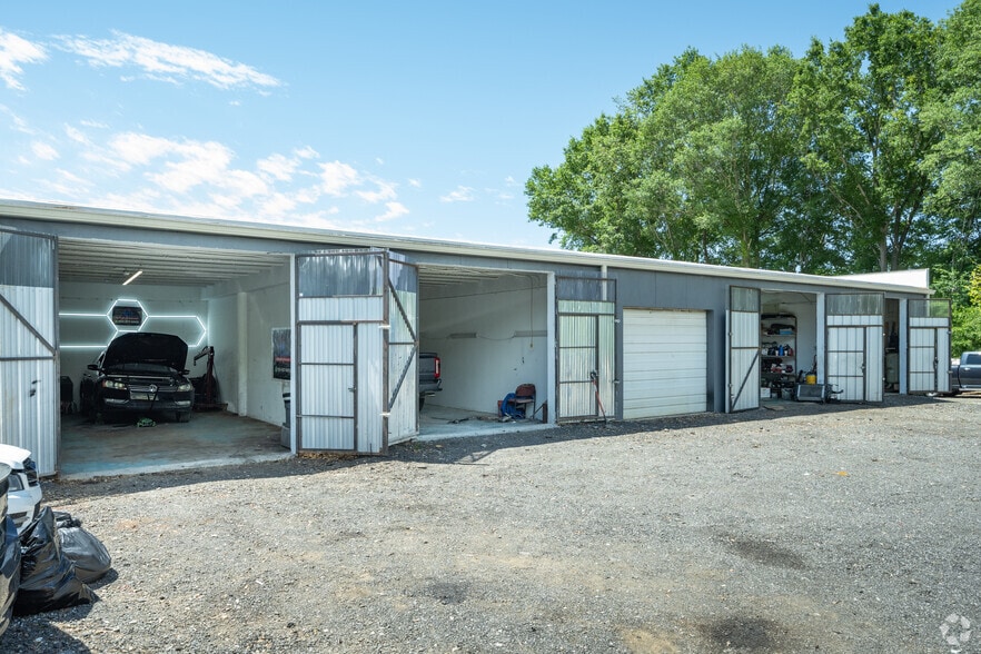 More Photos Of 860 W Main St, Spartanburg Light Distribution For Sale