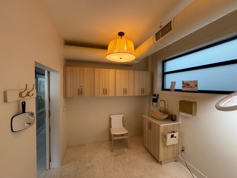 More Photos Of 52 NW 2nd St, Gresham Storefront For Sale