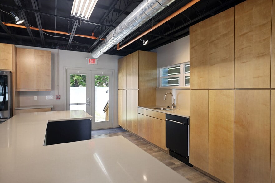 More Photos Of 10830 Navajo Dr, Saint Petersburg Showroom For Sale