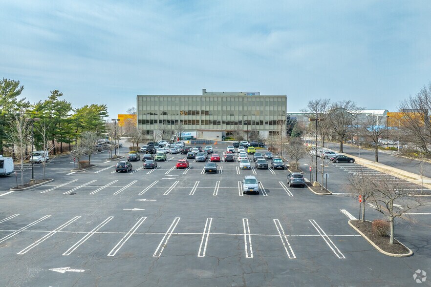 More Photos Of 900 Merchants Concourse, Westbury Office For Lease