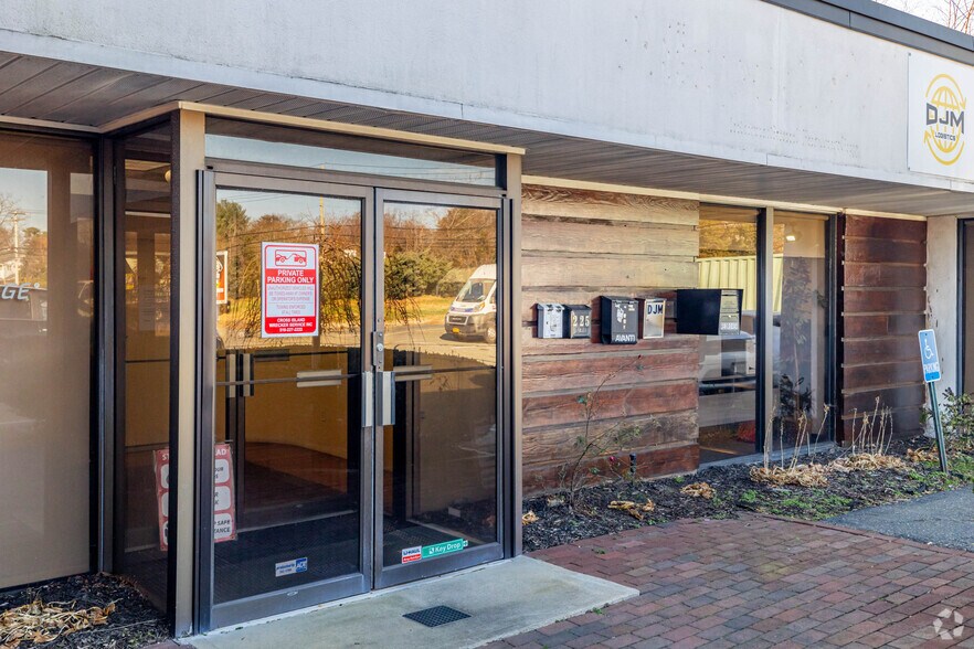 More Photos Of 225 Underhill Blvd, Syosset Warehouse For Lease