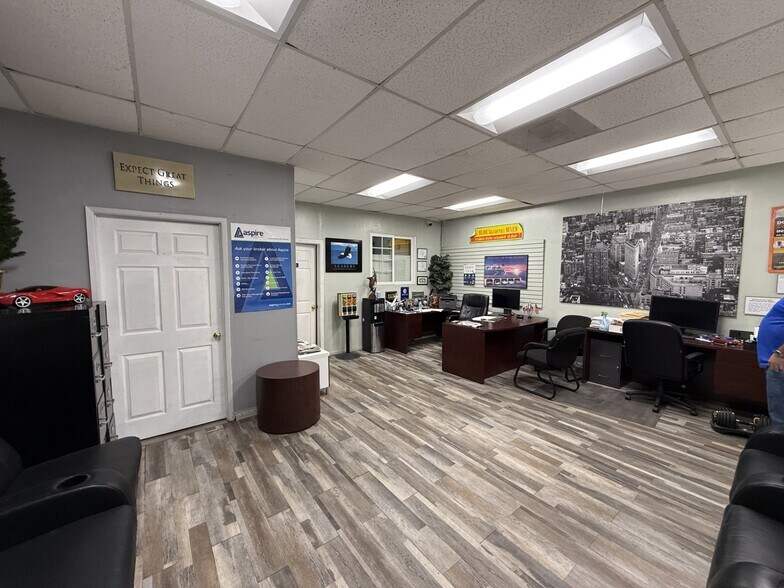 More Photos Of 10548 Victory Blvd, North Hollywood Storefront For Sale