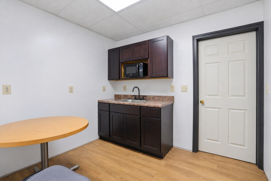 More Photos Of 118 Grand St, Kingston Freestanding For Sale