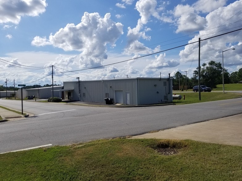 More Photos Of 636 E Franklin St, Sylvester Storefront For Sale