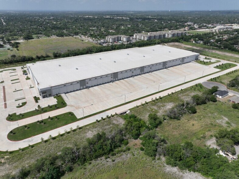 More Photos Of 715 SE Loop 410, San Antonio Manufacturing For Lease