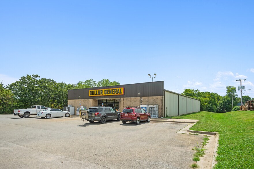 More Photos Of 209 W Chicago Ave, Yale Freestanding For Sale