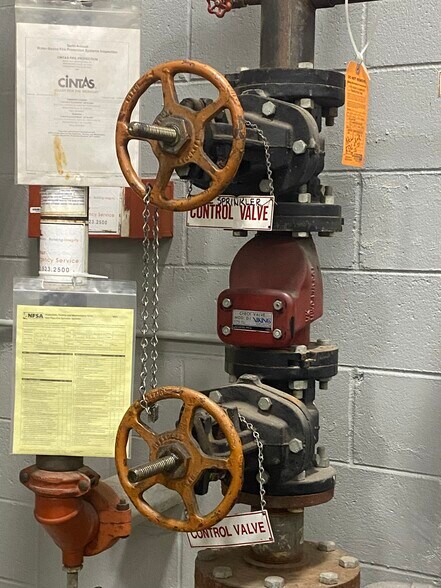 More Photos Of N52W13821 Northpark Dr, Menomonee Falls Warehouse For Sale