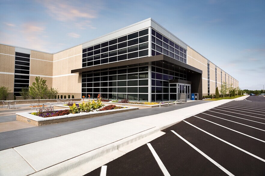 More Photos Of W165N5830 Ridgewood Dr, Menomonee Falls Distribution For Lease