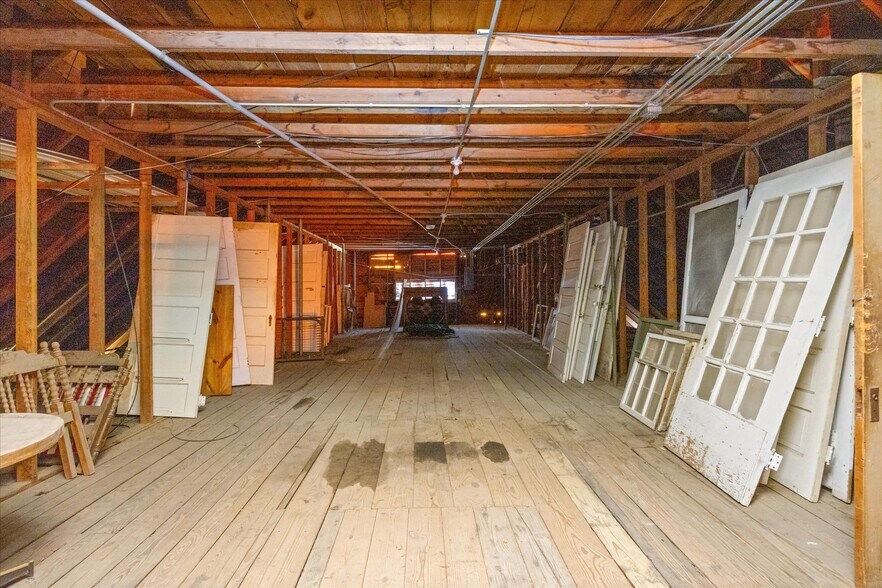 More Photos Of 301 NE Barnard St, Glen Rose Office For Sale