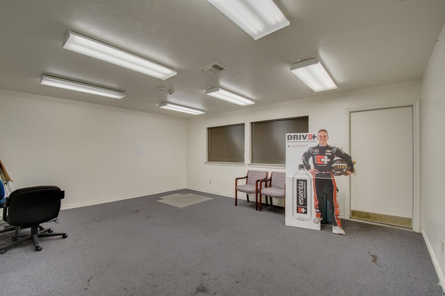 More Photos Of 1212 S Clay St, Ennis Manufacturing For Sale