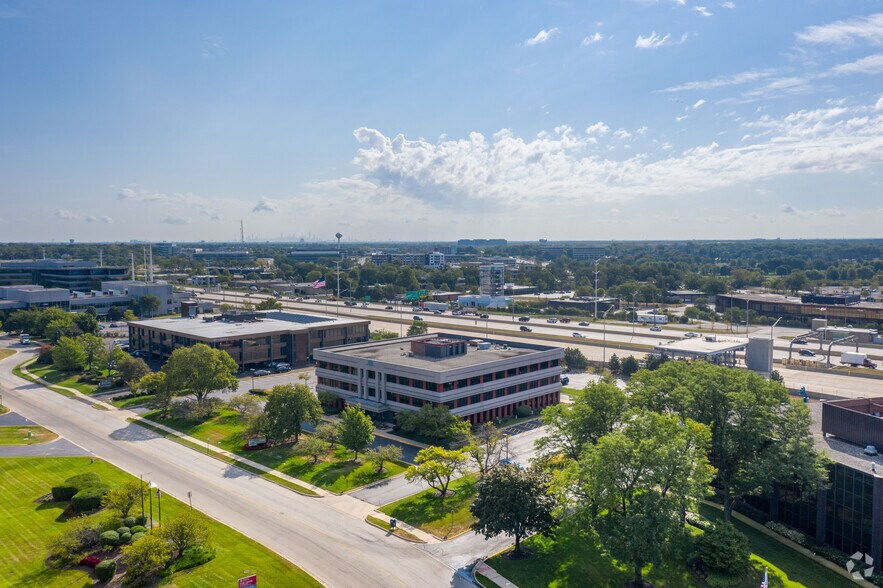 More Photos Of 823 Commerce Dr, Oak Brook Office For Lease