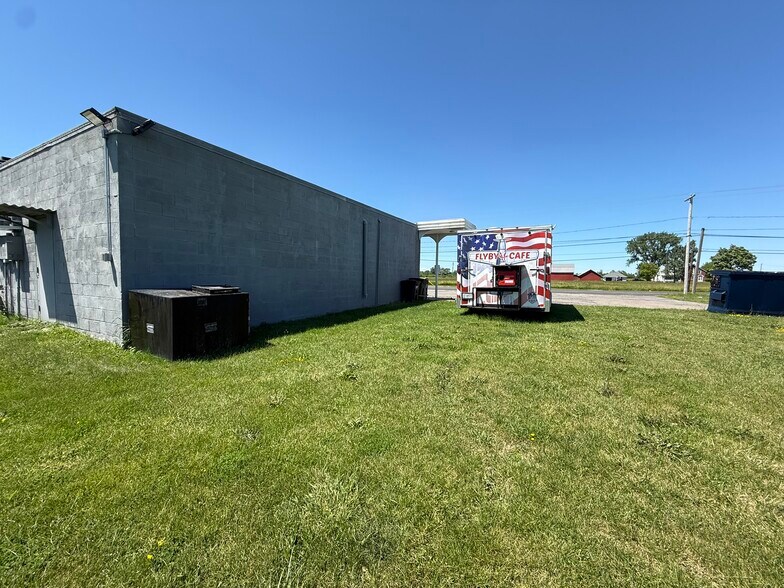 More Photos Of 2026 Lockport Rd, Niagara Falls Restaurant For Lease
